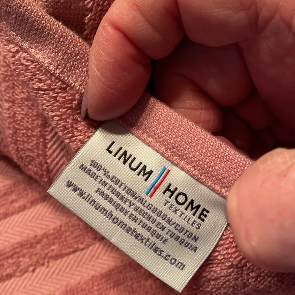 Beautiful NWT Pink Embroidered Flowers Towel Set - Picture 11 of 13